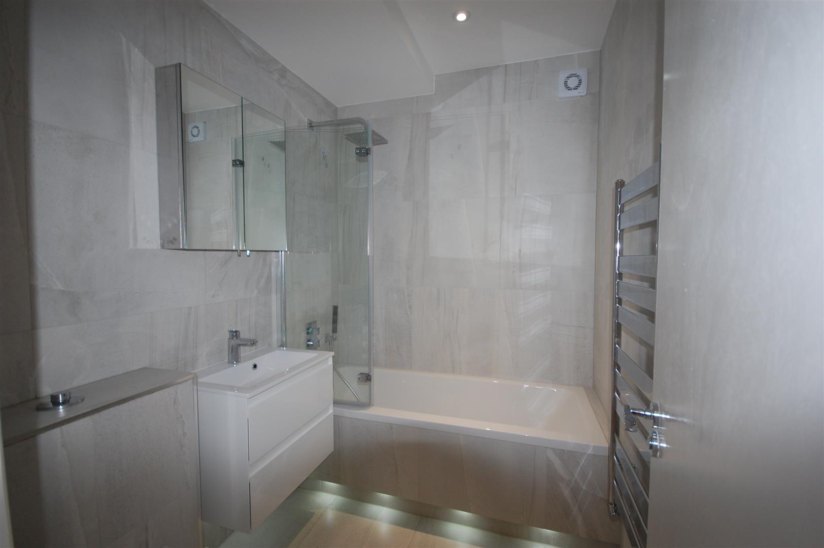 1 bed property in Flat D 34-35 Grand Parade, London